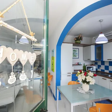 With 3 Bedrooms In With Enclosed Garden And Wifi 100 M From The Beach