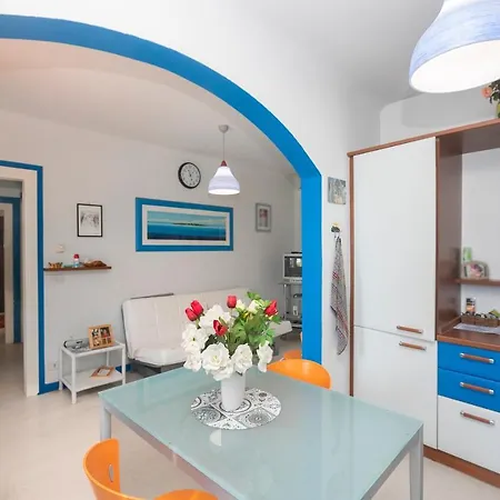 With 3 Bedrooms In With Enclosed Garden And Wifi 100 M From The Beach