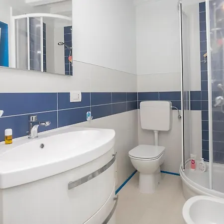 With 3 Bedrooms In With Enclosed Garden And Wifi 100 M From The Beach Appartement *