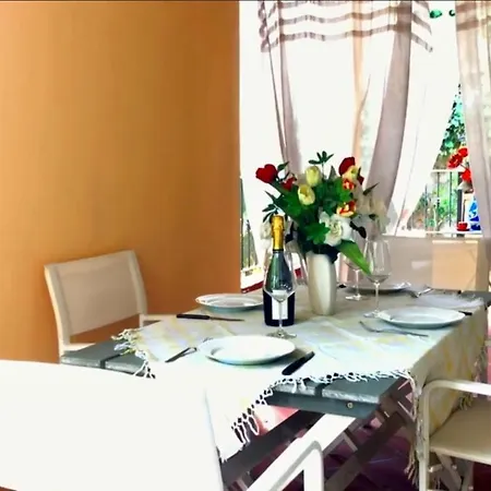 With 3 Bedrooms In With Enclosed Garden And Wifi 100 M From The Beach